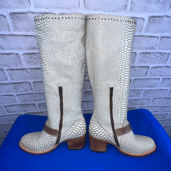 🦅NEW |•FREEBIRD BY STEVEN•| Carson White Snake Knee High Boots Size 8 - Picture 7 of 16